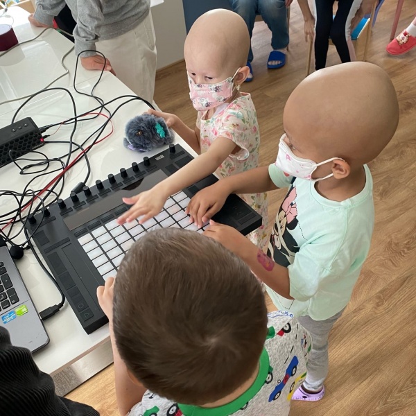 Сегодня мы хотим напомнить об одной из наших основных благотворительных программ -  "Изучить болезнь". 
